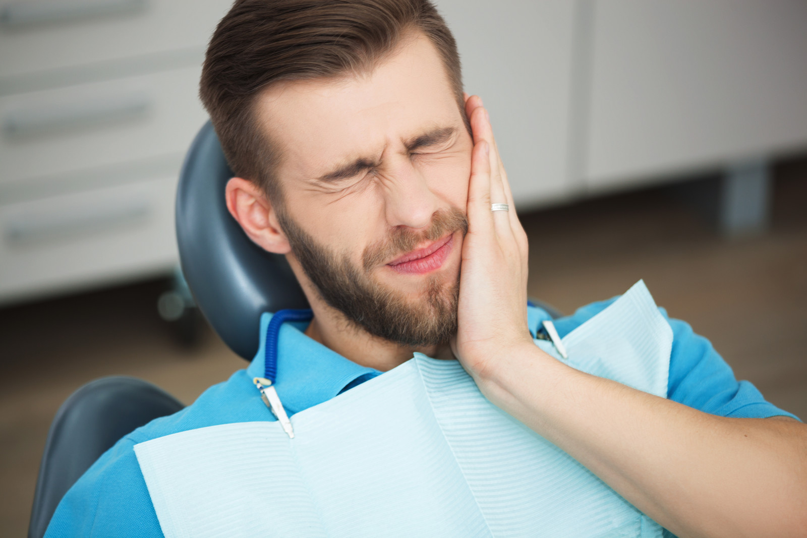 signs-that-you-must-visit-an-emergency-dentist